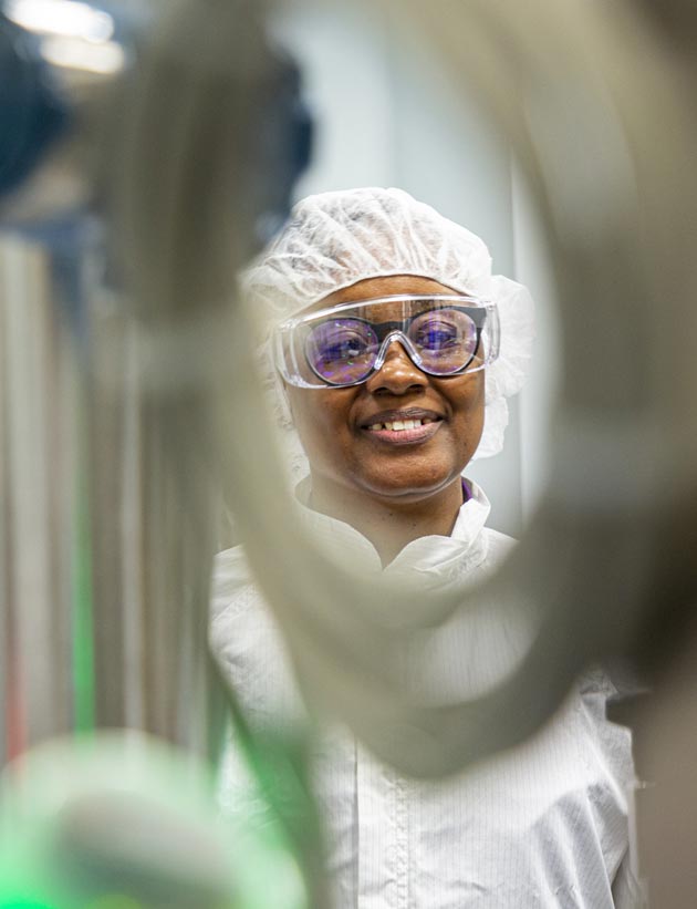 Biogenwerknemer die in een lab werkt