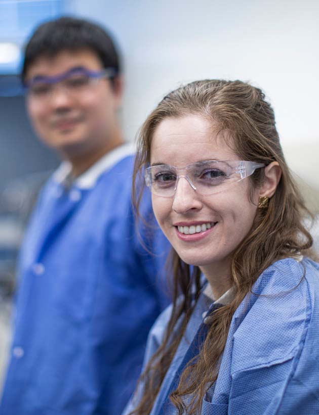Twee Biogen-medewerkers in het lab