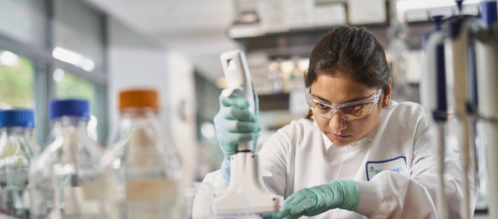 Biogenwetenschapper werkzaam in de laboratoria van Cambridge, MA