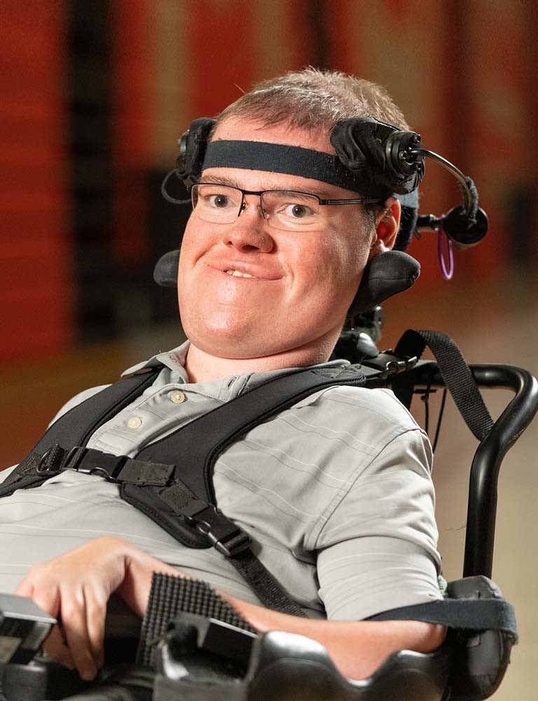 Nathan glimlachend in een gymzaal
